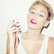 擁有迷人瓜子臉